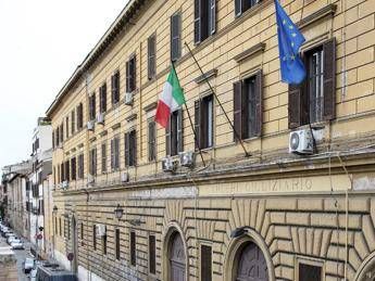 Roma, entra in casa della ex e accoltella un amico