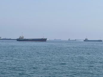Iran chiude stretto Hormuz "fino a nuovo ordine". Raid Usa: "Colpiti 140 obiettivi". Sotto attacco Emirati Arabi Uniti, Bahrein e Qatar Iran chiude stretto Hormuz "fino a nuovo ordine". Raid Usa: "Colpiti 140 obiettivi". Sotto attacco Emirati Arabi Uniti, Bahrein e Qatar