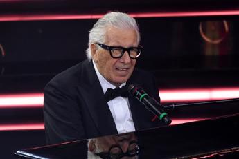 Addio a Peppino di Capri, oggi l'ultimo saluto alla voce di 'Champagne': i funerali sull'isola Addio a Peppino di Capri, oggi l'ultimo saluto alla voce di 'Champagne': i funerali sull'isola