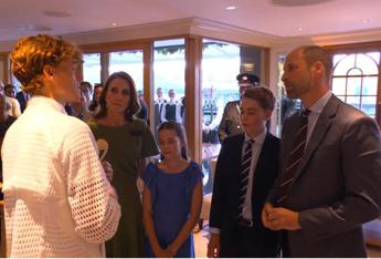 Sinner, il Re di Wimbledon incontra la Royal Family: "Giocate a tennis?" Sinner, il Re di Wimbledon incontra la Royal Family: "Giocate a tennis?"