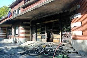 Francia, scuola ancora in tilt: 500 licei chiusi dopo protesta violenta Francia, scuola ancora in tilt: 500 licei chiusi dopo protesta violenta