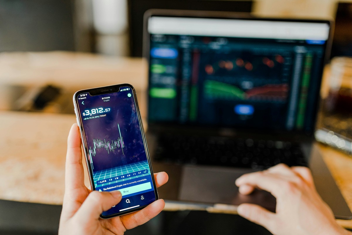 Il Trading e la Situazione Attuale sui Titoli Nasdaq Intel Tesla Apple e Amazon Ossolanews