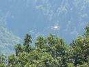 Nella foto l'elicottero dei Vigili del fuoco mentre sorvola l'area sopra Gagnone Nella foto l'elicottero dei Vigili del fuoco mentre sorvola l'area sopra Gagnone