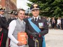Un defibrillatore di ultima generazione dal Cantante della Solidarietà al Comando dei carabinieri