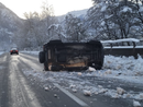 Auto ribaltata in superstrada, manto stradale in pessime condizioni