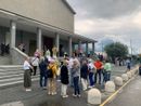 Alla Cappuccina la 'protesta' silenziosa dei fedeli fuori dalla chiesa  FOTO e VIDEO