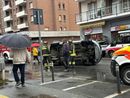 Va a sbattere contro due auto parcheggiate e si ribalta FOTO