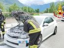 Principio di incendio su un'auto sulla superstrada a Villa