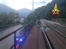 Traversina della ferrovia in fiamme a Vogogna