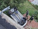 Auto esce di strada e si ribalta sul tetto di una legnaia