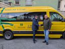 Foto: il presidente del Parco Luigi Spadone e il sindaco Fausto Dotta davanti allo scuolabus