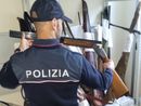 La polizia intensifica i controlli sulla detenzione di armi: 61 sequestri