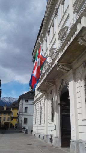 Bandiere a mezz'asta e minuto di silenzio del sindaco per la Giornata nazionale in memoria delle vittime dell'epidemia da Coronavirus
