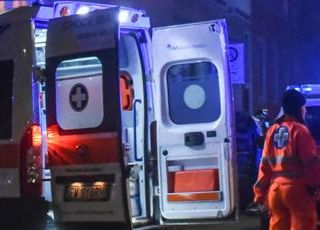 Auto contro un albero, morta una coppia: grave la figlia di 4 anni