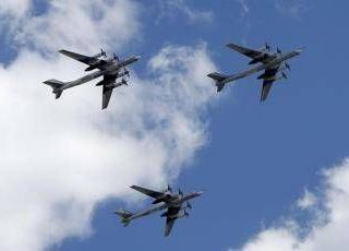 Caccia russi sui mari di Norvegia e Barents, 'aerei stranieri' li scortano