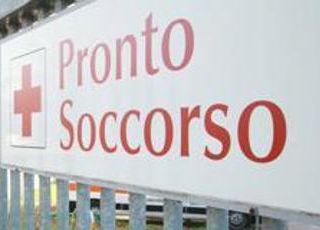 &quot;Troppa attesa&quot;, infermeria presa a schiaffi in pronto soccorso Napoli