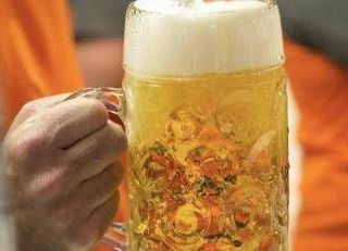 Un vaccino nella birra, il progetto del virologo divide la scienza