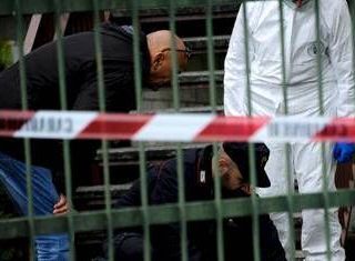 Trovato morto con ferite alla testa nell'androne di un palazzo, indagini a Napoli