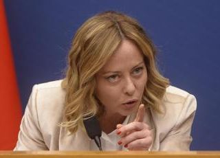 Meloni: &quot;Libri e film su Mussolini? Non vedo serie tv da anni, le guarderò volentieri&quot;