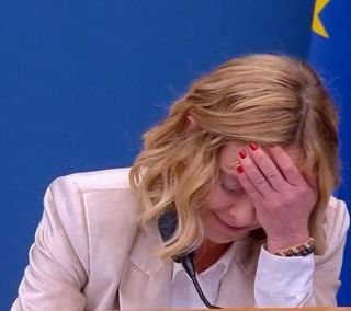 Meloni, la conferenza oggi: 'ancora Musk?', la smorfia e il lapsus