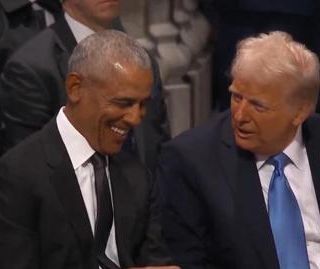 Obama, la battuta di Trump e le risate al funerale di Carter - Video