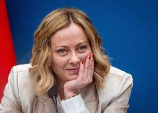 Meloni e l''altra conferenza': le formiche, l'uomo ragno e le serie tv