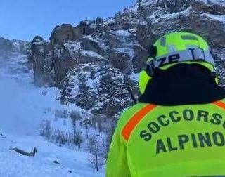 Valanga su fuoripista sopra Courmayeur, sciatori coinvolti Valanga su fuoripista sopra Courmayeur, sciatori coinvolti