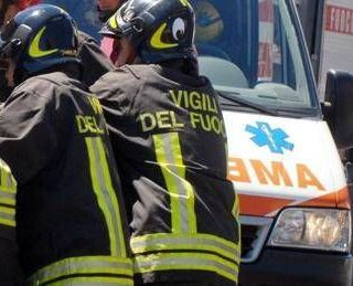 Cade nell'autocompattatore, muore uomo di 66 anni