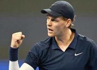 Sinner fatica ma vince a Pechino: Jannik batte Atmane e vola ai quarti Sinner fatica ma vince a Pechino: Jannik batte Atmane e vola ai quarti