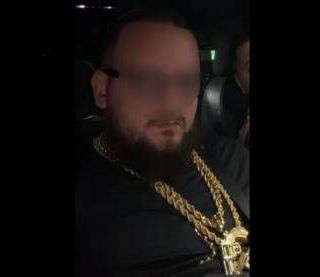 Catene d'oro, ciondoli con pistola, Totò Riina: i post social del presunto killer di Palermo