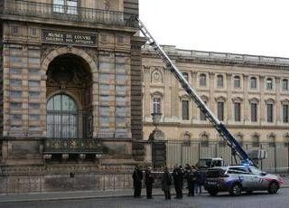 Una coppia con figli e altri piccoli criminali, ecco chi sono gli autori del colpo al Louvre