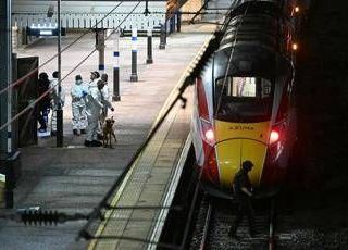 Accoltellamento sul treno, 10 feriti: nove sono in pericolo di vita, indaga anche antiterrorismo