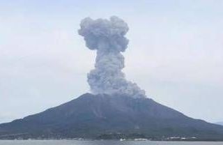Il vulcano Sakurajima si 'risveglia': alta colonna di cenere e fumo