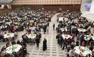 Papa a tavola coi poveri, appello ai governi: "Ascoltate il loro grido"