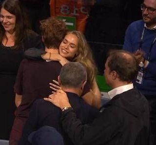 Sinner trionfa e Laila... lo abbraccia: la festa di Jannik dopo la vittoria delle Atp Finals