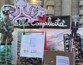 Scala, la protesta prima dell'evento: Meloni e ministri ritratti con l'elmetto