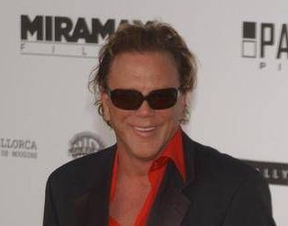 Mickey Rourke rischia lo sfratto e chiede aiuto ai fan: "Mi servono 59mila dollari"