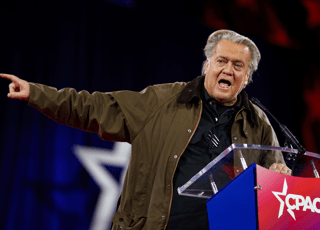 "Faremo cadere Papa Francesco", il piano di Bannon nelle mail a Epstein