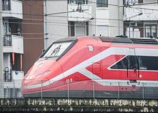 Sabotaggi su linee dell'Alta velocità, treni in ritardo e rallentamenti. Salvini: "Atti criminali"