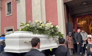 Asti, è il giorno del funerale di Zoe Trinchero: bara bianca coperta di rose