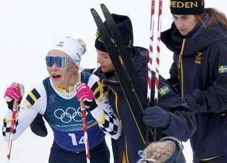 Cade la campionessa, cade lo skiman, poi la Svezia rimonta ed è argento alle Olimpiadi. Cos'è successo nella staffetta sci di fondo