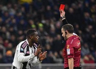 Kalulu espulso in Inter-Juve, Chivu difende arbitro: "Tocco c'è, mani bisogna tenerle in tasca" Kalulu espulso in Inter-Juve, Chivu difende arbitro: "Tocco c'è, mani bisogna tenerle in tasca"