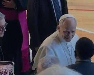 Papa Leone XIV a Ostia: "Qui la violenza esiste e ferisce, non rassegnatevi alla cultura del sopruso" Papa Leone XIV a Ostia: "Qui la violenza esiste e ferisce, non rassegnatevi alla cultura del sopruso"