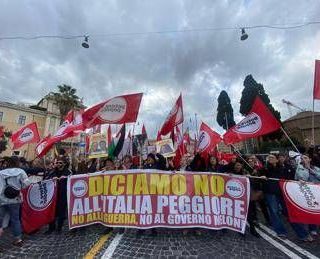 Referendum, a Roma corteo per il 'no': "Contro il governo e la guerra"
