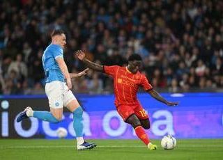 Napoli-Lecce, Banda si accascia a terra per un malore. Cos'è successo
