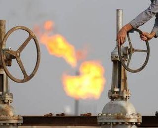 Iran, petrolio arriva a 105 dollari al barile: prezzo record da luglio 2022