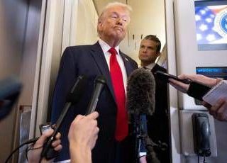 Navi Usa in fiamme e propaganda, Trump: "L'Iran vince le guerre solo con l'IA"