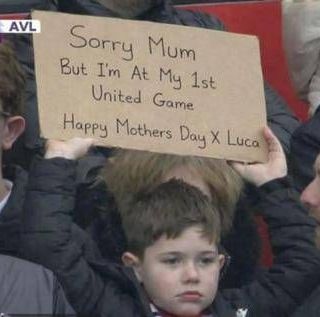 Festa della mamma... allo stadio, tifoso United: "Scusa, è la mia prima partita"