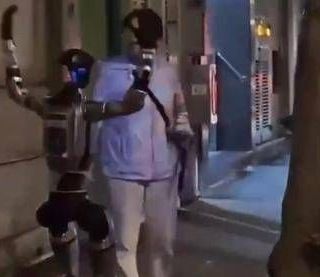 Robot 'stalker' segue e molesta donna di 70 anni a Macau: l'episodio diventa virale