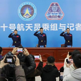 Cina, conferite medaglie ai tre astronauti della missione Shenzou-20